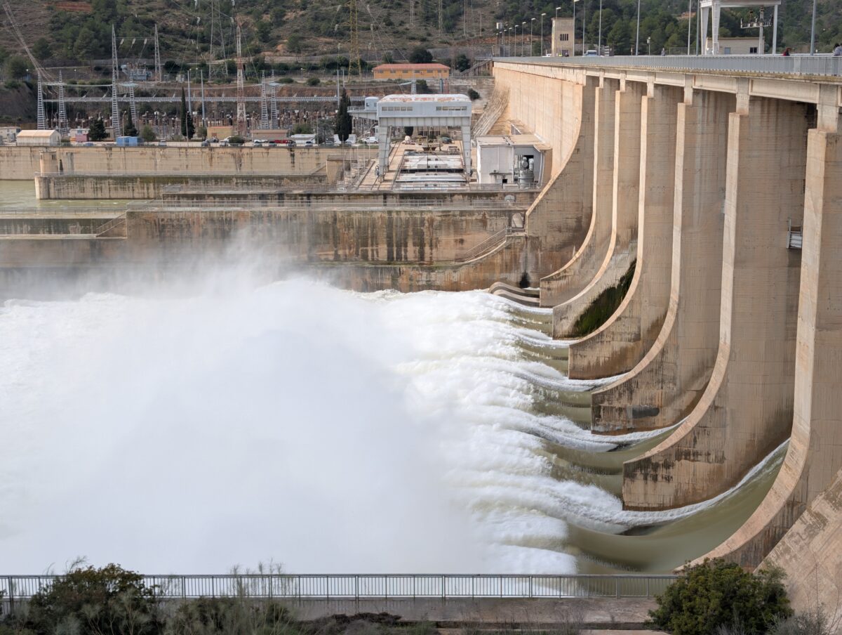 La CHE obri comportes a l’Ebre i deixa anar 1.450 m³/s per mobilitzar sediments