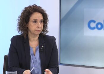 El pes de les cures i la precarietat laboral manté la bretxa salarial i de pensions en les dones