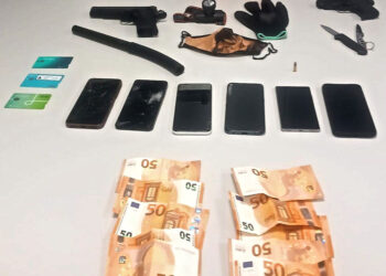 Detinguts tres joves a Móra d’Ebre amb armes, diners i objectes sospitosos dins un vehicle