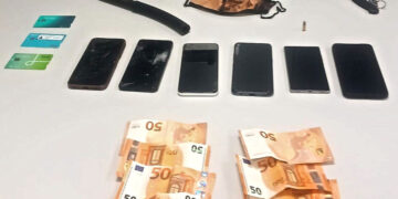 Detinguts tres joves a Móra d’Ebre amb armes, diners i objectes sospitosos dins un vehicle