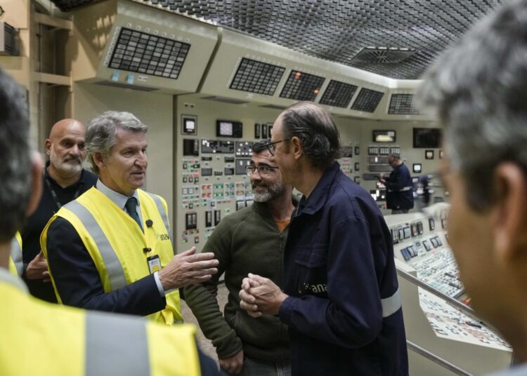 Feijóo defensa a Ascó allargar la vida de les nuclears per garantir l’energia
