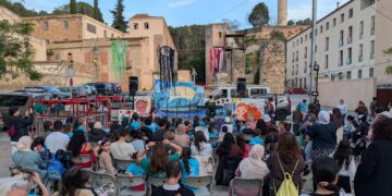 Artxibarri omple el Rastre de Tortosa amb cultura, convivència i fantasia