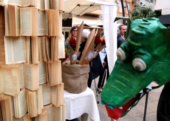 Tortosa celebra un Sant Jordi ple de cultura, llibres i roses, amb una ruta literària en honor a Manuel Pérez Bonfill