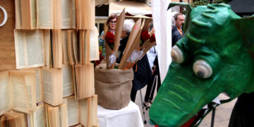 Tortosa celebra un Sant Jordi ple de cultura, llibres i roses, amb una ruta literària en honor a Manuel Pérez Bonfill
