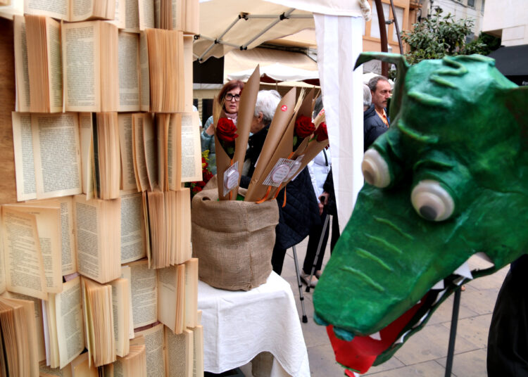 Tortosa celebra un Sant Jordi ple de cultura, llibres i roses, amb una ruta literària en honor a Manuel Pérez Bonfill