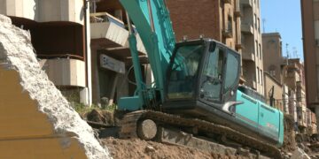 Tortosa culmina l’enderroc del talús de l’antic pont del tren i encamina el nou aparcament del centre