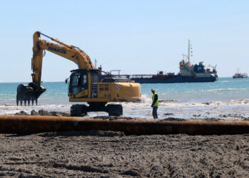 Costes trasllada 20.000 metres cúbics de sorra al delta per reparar el trencament de Buda