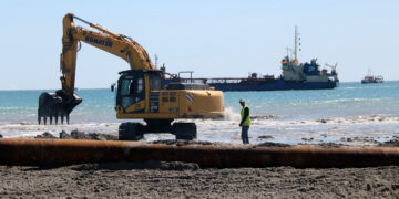 Costes trasllada 20.000 metres cúbics de sorra al delta per reparar el trencament de Buda