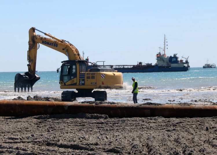 Costes trasllada 20.000 metres cúbics de sorra al delta per reparar el trencament de Buda