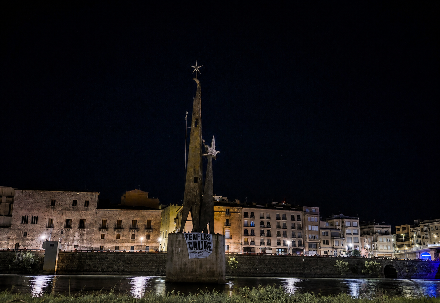 Jovent Republicà protesta contra el monument franquista de Tortosa