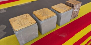 Benifallet homenatja quatre deportats als camps nazis amb noves llambordes Stolpersteine