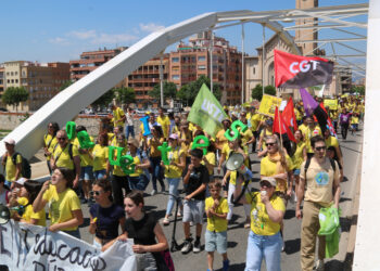 Un miler de docents es manifesten a Tortosa i irrompen als instituts i a l’Ajuntament