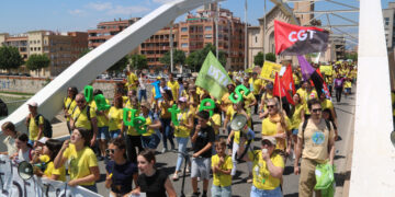 Un miler de docents es manifesten a Tortosa i irrompen als instituts i a l’Ajuntament