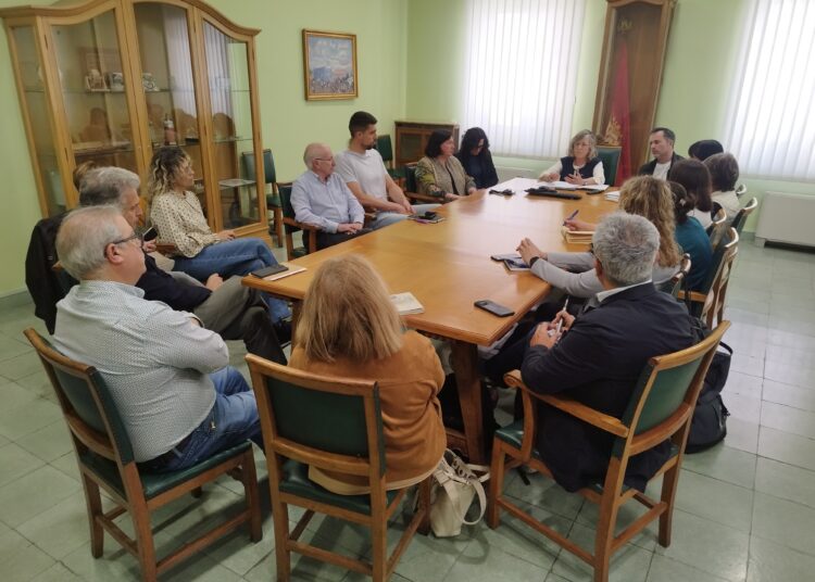 Tortosa crea una Taula de Comerç per abordar reptes com la neteja, la seguretat o la retolació en català