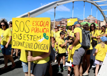 Uns 200 docents es manifesten a Tortosa contra el preacord d’Educació i anuncien noves mobilitzacions
