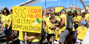 Uns 200 docents es manifesten a Tortosa contra el preacord d’Educació i anuncien noves mobilitzacions