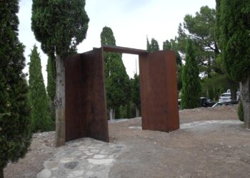 Vilalba dels Arcs inaugura la reconstrucció de la porta del Turó del Calvari