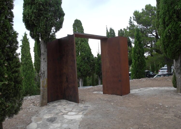 Vilalba dels Arcs inaugura la reconstrucció de la porta del Turó del Calvari