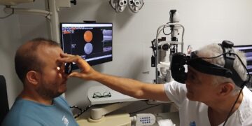 Els oftalmòlegs insisteixen en l’ús de les ulleres homologades a l’eclipsi per evitar lesions oculars