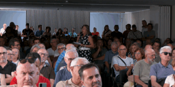 Veïns de Tortosa omplen el centre cívic de Ferreries davant la preocupació pel PLATER