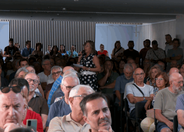 Veïns de Tortosa omplen el centre cívic de Ferreries davant la preocupació pel PLATER