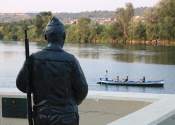 Móra d’Ebre inaugura l’escultura del soldat de la Batalla de l’Ebre fotografiat per Hans Gutmann