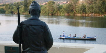 Móra d’Ebre inaugura l’escultura del soldat de la Batalla de l’Ebre fotografiat per Hans Gutmann