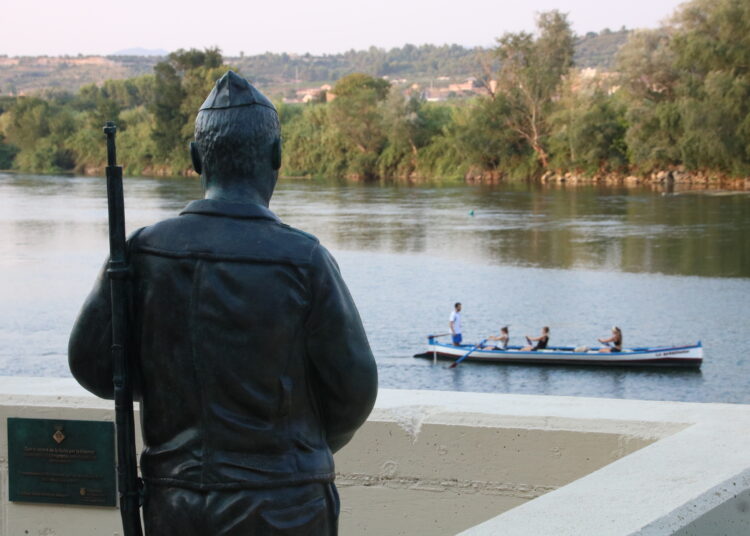 Móra d’Ebre inaugura l’escultura del soldat de la Batalla de l’Ebre fotografiat per Hans Gutmann