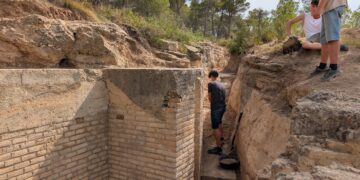 Joves d’arreu de Catalunya recuperen espais de la Batalla de l’Ebre per obrir-los al públic