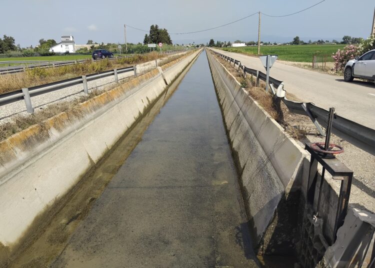 La proliferació d’algues per la calor obliga als regants de l’Esquerra a restringir el reg als canals