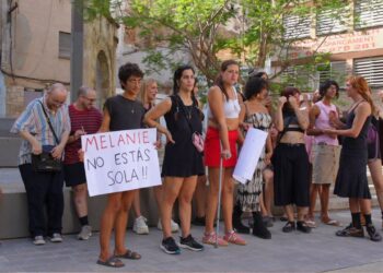 Una concentració a Tortosa denuncia una agressió transfòbica contra una dona trans