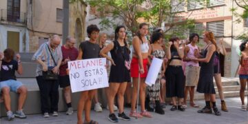 Una concentració a Tortosa denuncia una agressió transfòbica contra una dona trans
