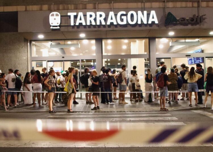 Dignitat a les Vies denuncia ‘descontrol’ durant l’eclipsi i Rodalies assegura que va reforçar al màxim l’R15 i l’R16