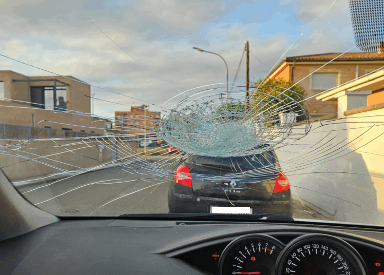 La pedregada deixa cobertes foradades, plaques solars malmeses i vehicles afectats a la Ribera d’Ebre