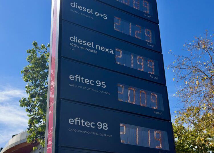 El preu de la benzina continua disparat i ja creix més d’un 30% els últims tres mesos