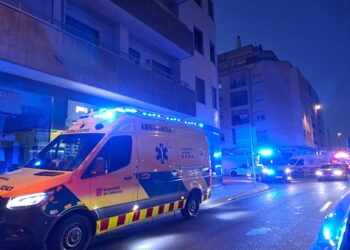 Un incendi obliga a evacuar 80 persones en un edifici de Ferreries a Tortosa
