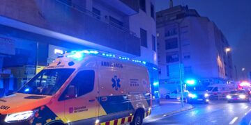 Un incendi obliga a evacuar 80 persones en un edifici de Ferreries a Tortosa