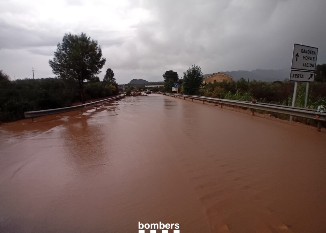 Els Bombers han fet 21 rescats de persones atrapades a vehicles per les pluges a l’Ebre i Tarragona